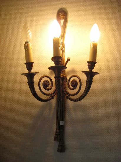 null Paire d'appliques à trois bras de lumières en bronze ciselé et doré à décor...
