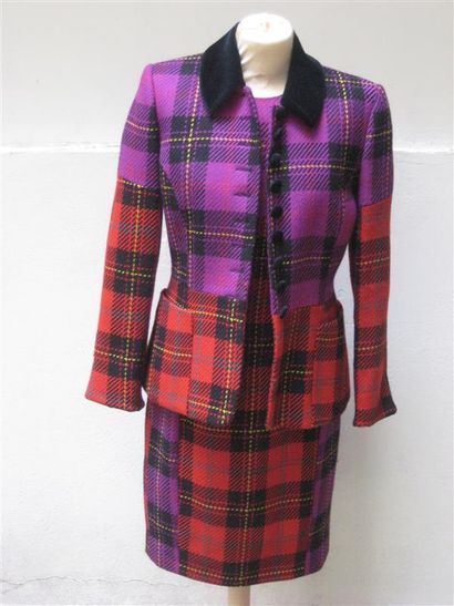 null Sonia FARES
Ensemble robe et veste en lainage écossais dans les tons rouge,...