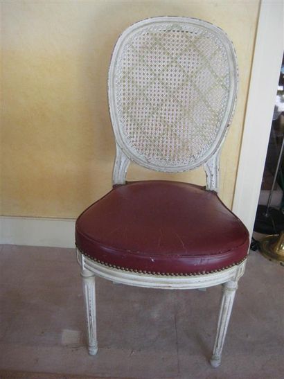 null Série de 8 chaises en bois laqué crème 
Style Louis XVI