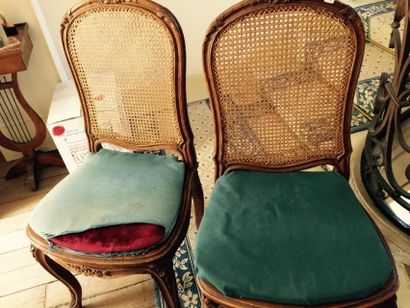 null Suite de six chaises cannées en chêne
Style Louis XV
Petits accidents au ca...