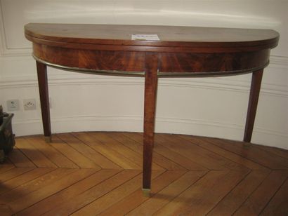 null Table demi-lune en acjou, pietement gaine
Style Louis XVI
Long : 132 cm