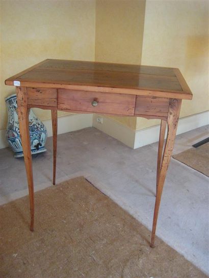 null Petite table de salon en bois naturel ouvrant à un tiroir
Ancien travail régional...