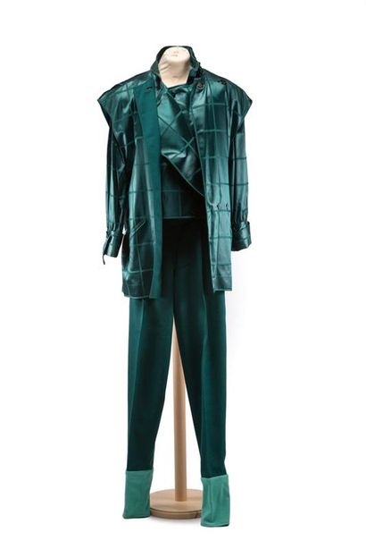 null Bernard PERRIS
Ensemble pantalon en maille vert et veste en satin vert à gros...