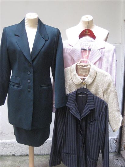 null LOT de trois vestes et un tailleur jupe :
MOA, tailleur jupe en lainage vert...