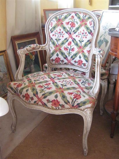null Paire de fauteuils cabriolet en bois laqué crème.
Style Louis XV
Garniture de...