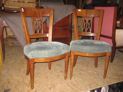 null Paire de chaises en bois naturel, dossier en trapèze centré d'un motif de croisillon...