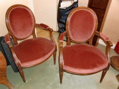 null Série de quatre fauteuils médaillon en bois naturel garni de velours rouge.
Pieds...