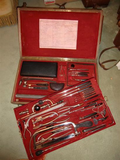 null Un grand coffret bois contenant des instruments de chirurgie (manque quelques...