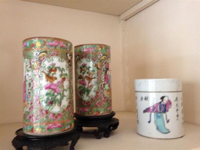 null Deux vases rouleaux en porcelaine de Canton
On joint une petite boîte en porcelaine...