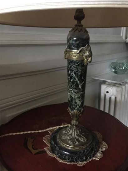 null Pied de lampe en marbre vert et bronze à motif de têtes de bélier
H 34 cm

