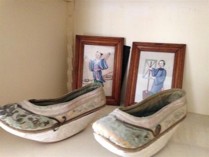 null Paire de souliers japonnais
On joint deux peintures sur papier de riz