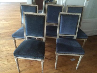 null Dix chaises en bois peint crème tapissé bleu.