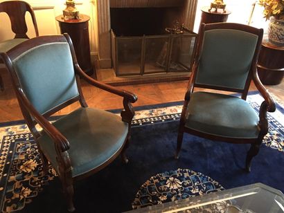 null Paire de fauteuils en acajou
Epoque Restauration
Garniture de velours bleu
