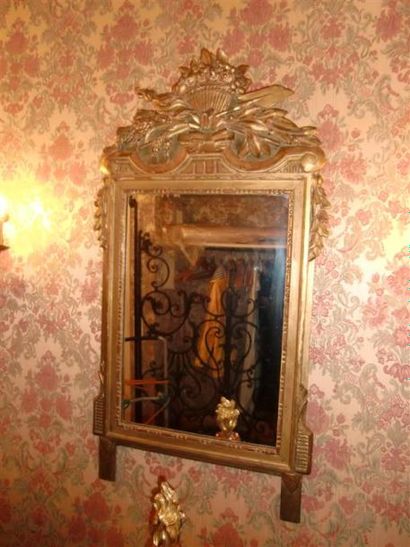 null Glace à fronton en bois doré. Style Louis XVI
H. 105 - L. 54 cm