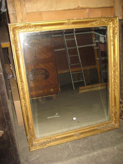 null Miroir en bois et stuc doré à décor de feuillage et coquille
Style Louis XV
107...