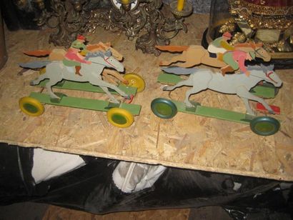 null Deux jouets en bois polychrome à tirer à sujets de course de chevaux
(accid...