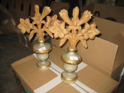 null Paire de bouquets en bois naturel sur des vases balustres en bois polychrome
H...