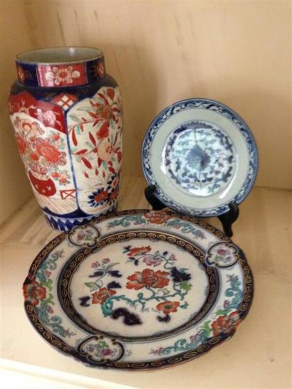 null Lot d' Asie comprenant :
- un vase à décor Imari
- une petite assiette en porcelaine...