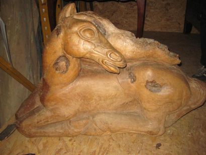 null Cheval accroupi en bois sculpté
Signé GALLIARD à l'arrière
H : 64 cm
Long :...