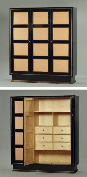 Jacques ADNET (1900-1984) Armoire à trois portes en bois laqué noir, chacune à 4...