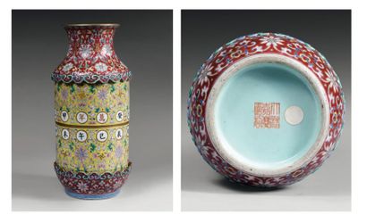 null Vase en porcelaine décoré, à la base et au col, de fleurs, rinceaux et caractères...