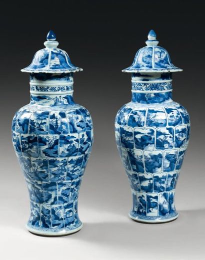 null Paire de vases balustre couverts décorés en bleu de panneaux ornés de différents...