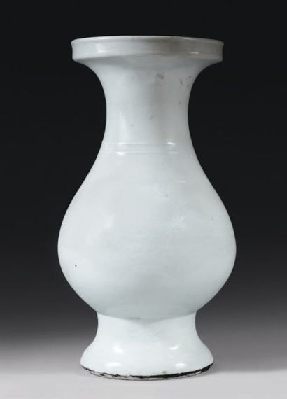 null Vase balustre en porcelaine à décor gravé de dragons à la poursuite de la perle...