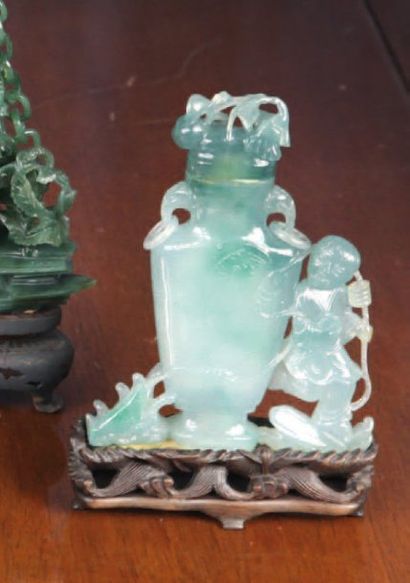 null Petit vase couvert en jade vert orné de Liuhai ayant attrapé le crapaud à trois...