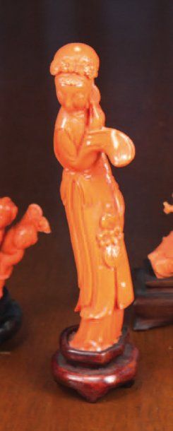 null Statuette de jeune femme debout en corail rouge. Haut. : 15,6 cm. G.R.