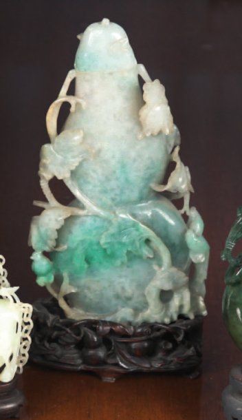 null Vase couvert en forme de coloquinte, en jade vert sculpté d'oiseaux perchés...