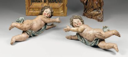 null Deux anges en bois sculpté et peint formant pendant. Flandres, XVIIIe siècle....