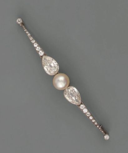 null Barrette en platine et or gris, sertie de petits brillants en chute, ornée d'une...