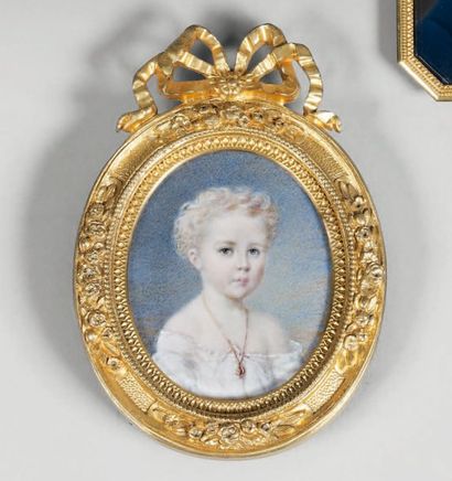 null Miniature ovale sur ivoire, portrait de jeune enfant blond au collier d'or,...