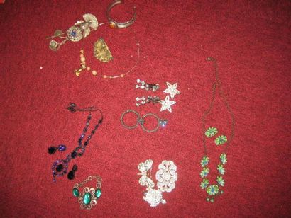 null Lot de bijoux vintage, ethnique dont broches, parure, boucles d'oreille en strass,...