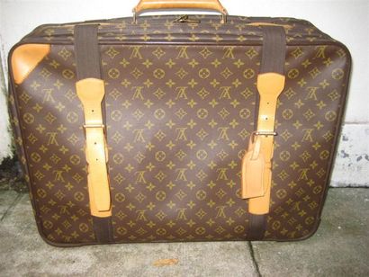 null Valise Louis Vuitton semie-rigide en toile monogram, deux sangles poignée cuir...