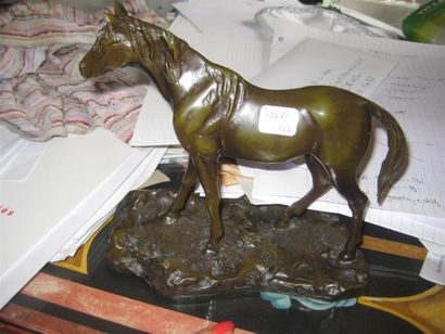 null Le cheval 
Bronze à patine verte 
H : 18 cm


