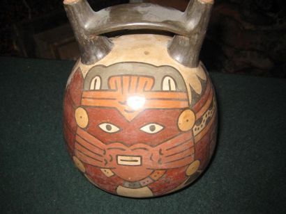 null VASE SPHÉRIQUE. Céramique polychrome, décor d'un monstre mythique et serpentiforme.
Pérou,...