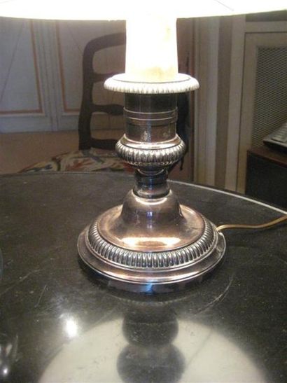 null LOT : Bougeoir en métal argenté monté en lampe à godrons. Hauteur : 18 cm.
On...