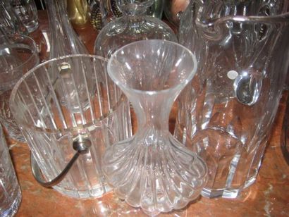 null Ensemble de 13 carafes, seaux et vases en cristal de Baccarat et divers

