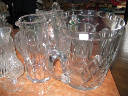 null Ensemble de 13 carafes, seaux et vases en cristal de Baccarat et divers

