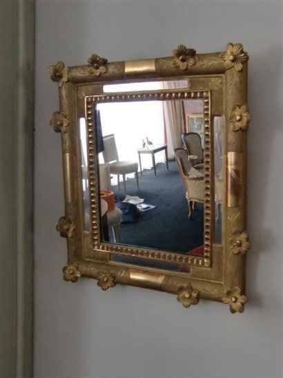 null Petit miroir en bois et stuc doré à décor de fleurettes
49.5 x 45 cm