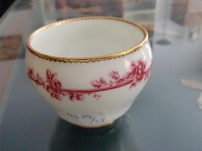 null Corps de sucrier en porcelaine de Sèvres 1758, manque le couvercle
Signé sous...