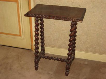 null Petite table en bois naturel, pieds torsadés , à entretoise
Hauteur : 67 cm...