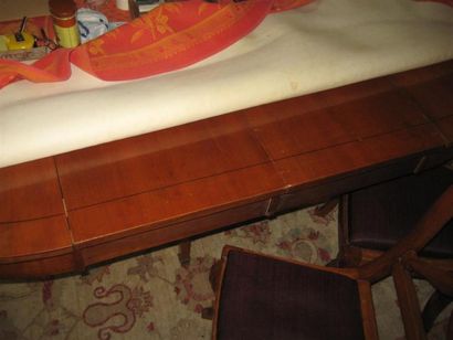 null Mobilier de salle à manger comprenant une table ronde et deux allonges en bois...