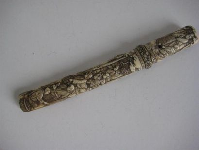 null Tanto en ivoire sculpté de personnages 
Japon, Epoque Meiji
H : 25.5 cm
(ma...