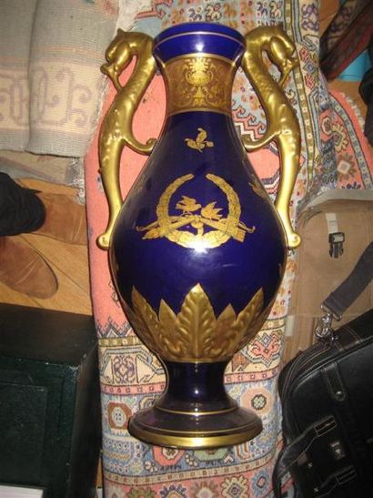 null Grand vase balustre en porcelaine bleu de Sèvre et doré,anses en forme d'animal...