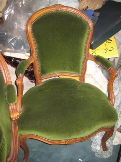 null Paire de fauteuils en bois naturel mouluré, velours vert
Epoque Louis XV
(petits...