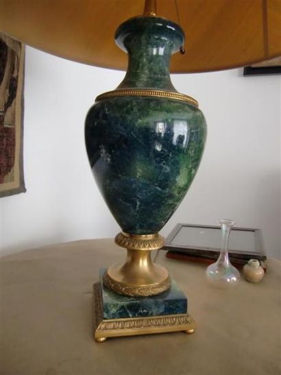 null Paire de lampes en composition
Monture en Bronze doré
Style Louis XVI
(accidents)
H...