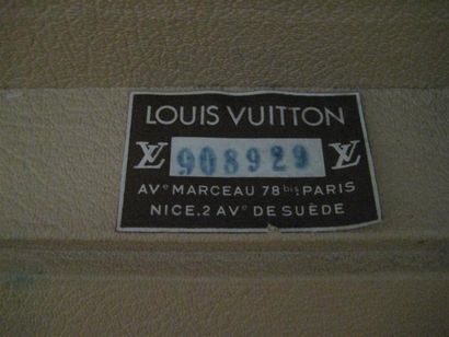 null Valise rigide Louis Vuitton en toile monogram, bordure lozimées, coins et fermetures...