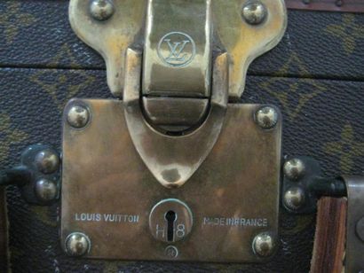 null Valise rigide Louis Vuitton en toile monogram, bordure lozimées, coins et fermetures...